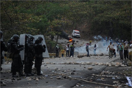 081 - huila. quebrada el pescador. scontri esmad manifestanti.jpg