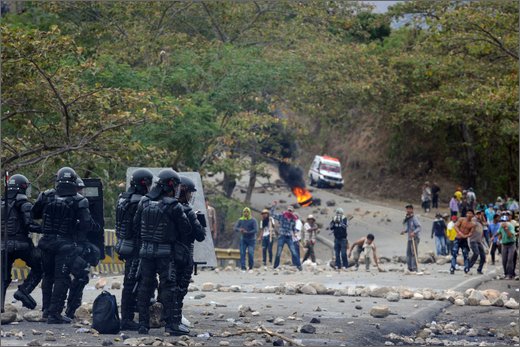 082 - huila. quebrada el pescador. scontri esmad manifestanti.jpg