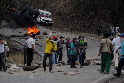 087 - huila. quebrada el pescador. scontri esmad manifestanti.jpg