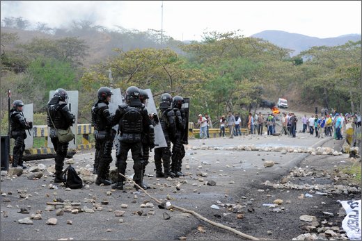 088 - huila. quebrada el pescador. scontri esmad manifestanti.jpg