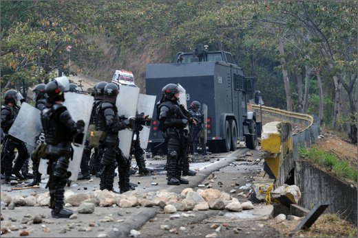 089 - huila. quebrada el pescador. scontri esmad manifestanti.jpg
