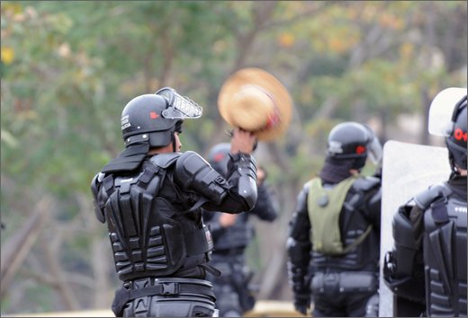 091 - huila. quebrada el pescador. scontri esmad manifestanti.jpg