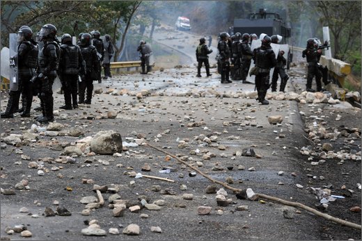093 - huila. quebrada el pescador. scontri esmad manifestanti.jpg