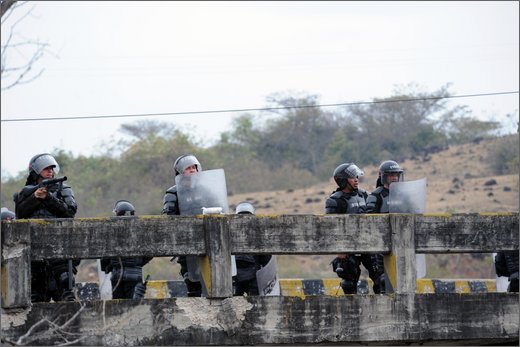 094 - huila. quebrada el pescador. scontri esmad manifestanti.jpg