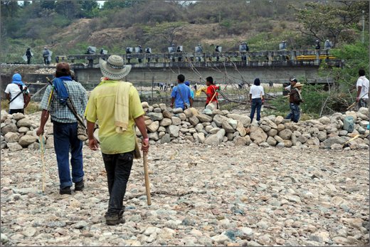 095 - huila. quebrada el pescador. scontri esmad manifestanti.jpg