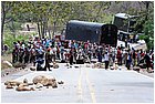 019 - huila. quebrada el pescador. blocco strada..jpg