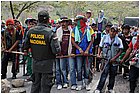 020 - huila. quebrada el pescador. blocco strada. polizia verso manifestanti.jpg
