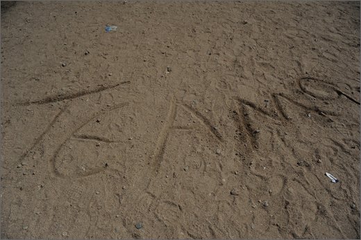 37 - huila. quebrada el pescador. accampamento della protesta. qualcuno scrive te amo sulla sabbia.jpg