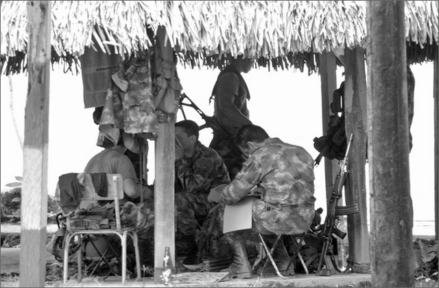 116208---colombia----arauca-cao-hondo-(arauquita)-soldati-nella-comunit--a-fianco-alla-scuola----lug-2008-.jpg
