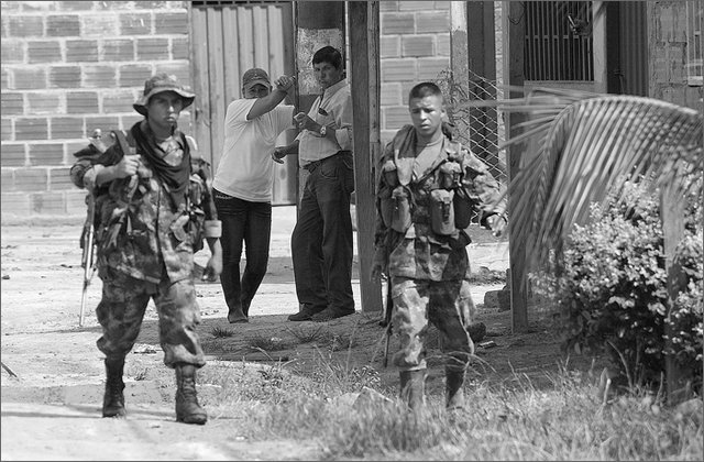 116225---colombia----arauca-cao-hondo-(arauquita)-soldati-nella-comunit-pattugliando----lug-2008-.jpg