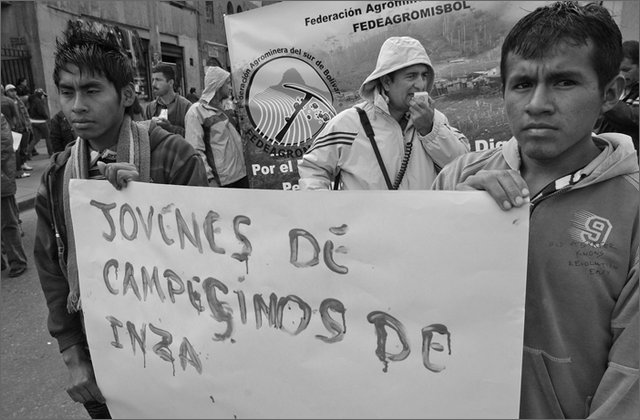 116863---colombia----bogot-manifestazione-contro-le-multinazionali-in-colombia-giovani-contadini-di-inza----lug-2008-.jpg