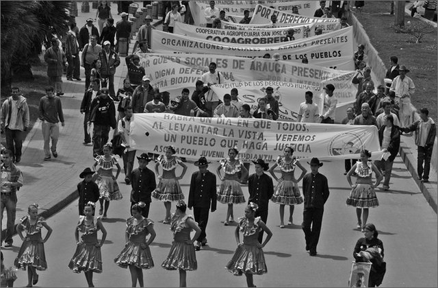 116896---colombia----bogot-manifestazione-contro-le-multinazionali-in-colombia-manifestanti-in-marcia----lug-2008-.jpg