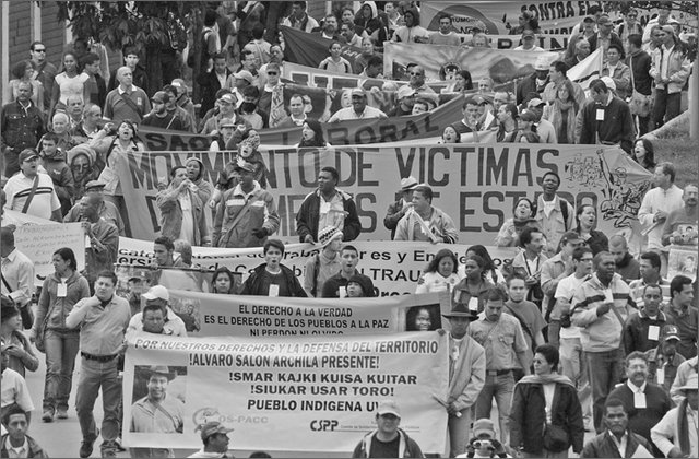116903---colombia----bogot-manifestazione-contro-le-multinazionali-in-colombia-manifestanti-in-marcia----lug-2008-.jpg