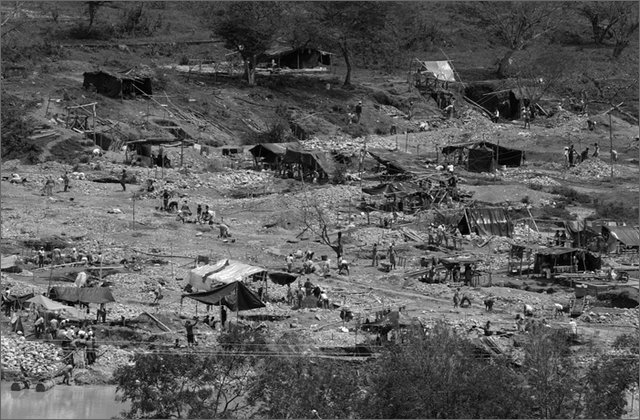 117329---colombia----nord-del-cauca.-surez.-estrazione-dell'oro-artigianalmente-in-un-dirupo-alle-porte-del-paese----lug-2008-.jpg