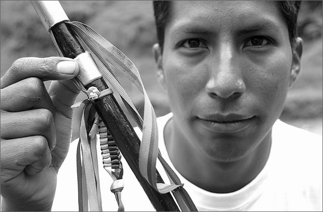 117552---colombia----nord-del-cauca.-corinto,-vereda-los-andes-guardia-indigena-con-bastone-tradizionale----ago-2008-.jpg