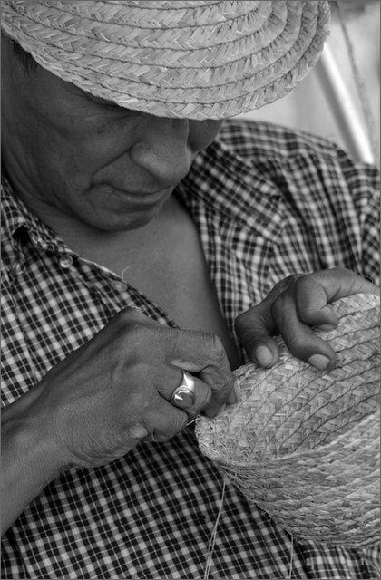 117681---colombia----nord-del-cauca.-toribo.-artigiano-costruttore-di-cappelli----ago-2008-.jpg