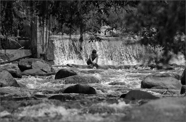 117725---colombia----nord-del-cauca.-toribo.-bambino-nel-fiume-con-cascata----ago-2008-.jpg