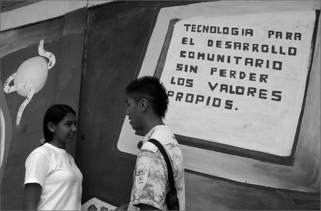 117827---colombia----nord-del-cauca.-san-francisco.-sede-cecidic.-due-ragazzi-fuori-dal-centro-informatico-dell'istituto----ago-2008-.jpg