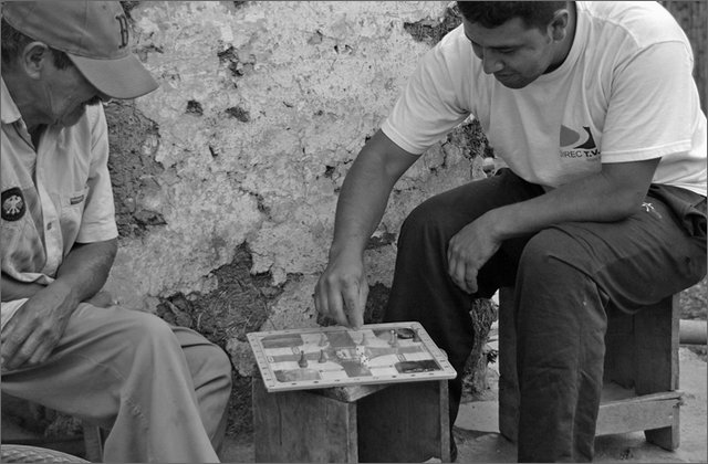 117888---colombia----nord-del-cauca.-toribo.-persone-che-giocano-davanti-casa----ago-2008-.jpg