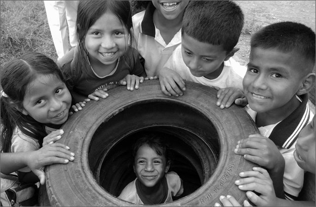 118003---colombia----nord-del-cauca.-vereda-di-las-guacas-municipio-di-corinto.-attivit-nell'istituzione-scolastica-una-settimana-dopo-il-bombardamen----ago-2008-.jpg
