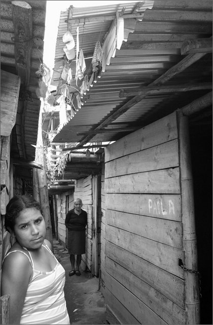 118297---colombia----cauca.-popayan.-barrio-di-catapecchie-di-desplazados-laura-mercedes-simmonds----ago-2008-.jpg