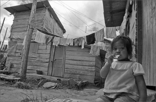 118325---colombia----cauca.-popayan.-barrio-di-catapecchie-di-desplazados-laura-mercedes-simmonds----ago-2008-.jpg