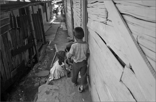 118373---colombia----cauca.-popayan.-barrio-di-catapecchie-di-desplazados-laura-mercedes-simmonds----ago-2008-.jpg