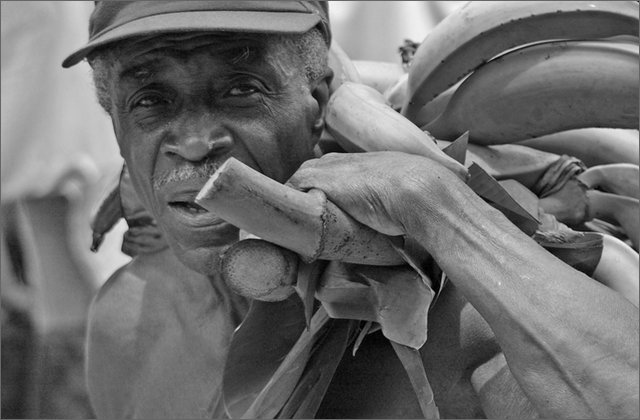 118718---colombia----choc---lungo-il-fiume-munguid.-guarand.-uomo-con-in-spalla-platano----ago-2008-.jpg