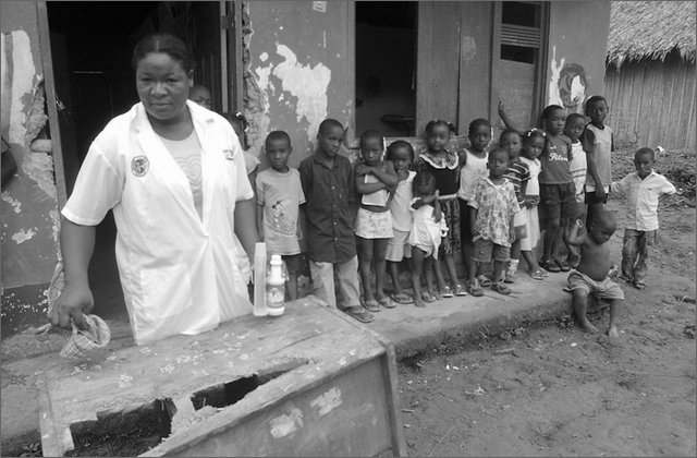 118857---colombia----choc---lungo-il-fiume-munguid.-calahorra.-centro-di-salute,-esterno-con-infermiera-e-bambini----ago-2008-.jpg