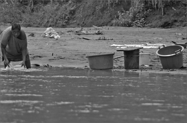 118938---colombia----choc---lungo-il-fiume-munguid.-bellaluz.-donna-che-lava-nel-fiume----ago-2008-.jpg