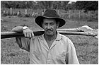 116404---colombia----arauca-la-veinte(fortul)-campesino-ritorna-dopo-sradicamento-coca-con-pale-in-spalla----lug-2008-.jpg