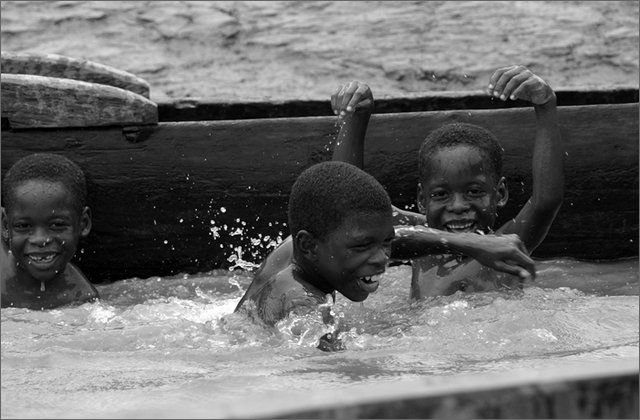 119204---colombia----choc---puerto-meluk.-bambini-giocano-nel-fiume-baud----ago-2008-.jpg