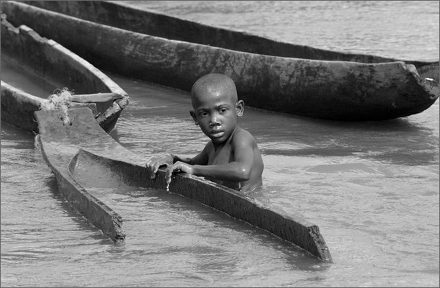 119322---colombia----choc---fiume-baud---in-viaggio-da-boca-de-len-a-amparrad-bambino-in-acqua-con-canoe----ago-2008-.jpg