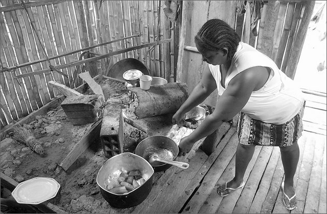 119618---colombia----choc---fiume-baud---santa-rita.-donna-in-cucina----ago-2008-.jpg