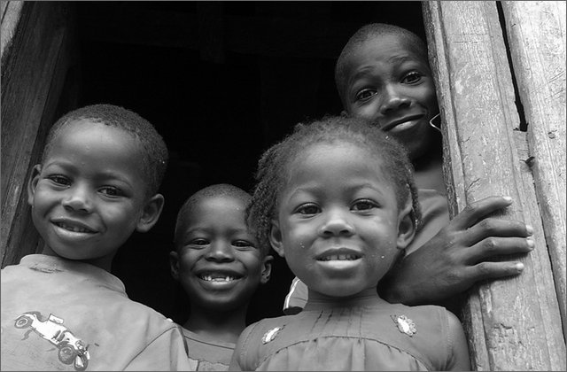 119640---colombia----choc---fiume-baud---santa-rita.-bambini-sulla-porta-di-casa----ago-2008-.jpg
