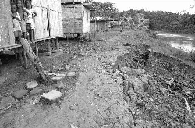 119685---colombia----choc---fiume-baud---chicorod.-erosione-della-terra-nel-villaggio----ago-2008-.jpg
