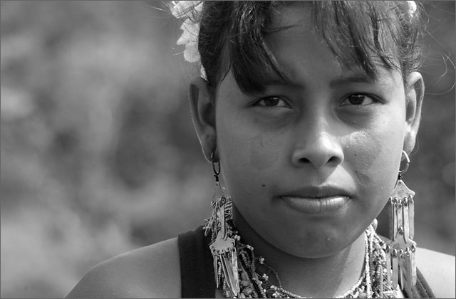 119742---colombia----choc---fiume-baud---chicorod.-ragazza-indigena-afro-truccata----ago-2008-.jpg