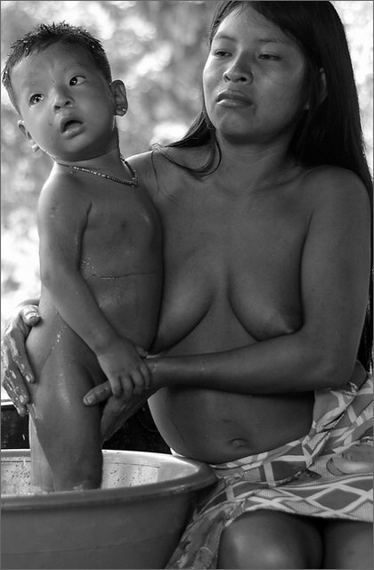 119794---colombia----choc---fiume-baud---el-morro---indigeni-embera.-donna-con-bambino-mentre-lo-lava----ago-2008-.jpg