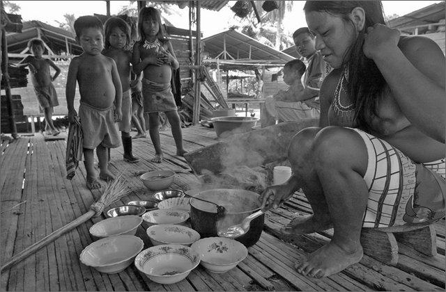 119809---colombia----choc---fiume-baud---el-morro---indigeni-embera.-donna-in-cucina-riempie-le-ciotole----ago-2008-.jpg