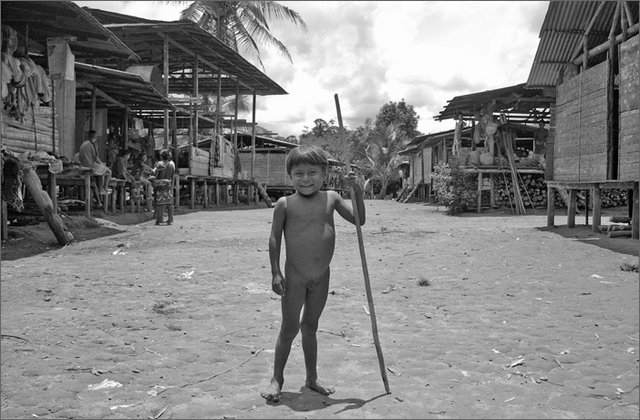 119838---colombia----choc---fiume-baud---el-morro---indigeni-embera.-bambino-in-mezzo-al-villagio-con-bastone----ago-2008-.jpg