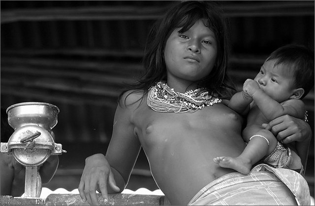 119873---colombia----choc---fiume-baud---el-morro---indigeni-embera.-ragazza-con-bambino----ago-2008-.jpg