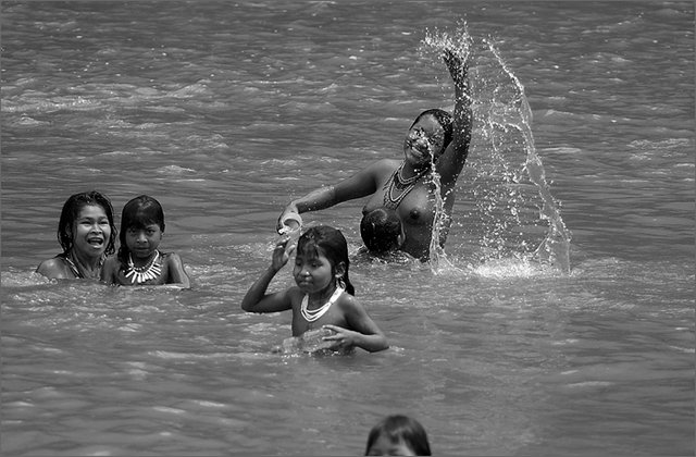 119884---colombia----choc---fiume-baud---el-morro---indigeni-embera.-donne-e-bambini-al-fiume-in-acqua----ago-2008-.jpg