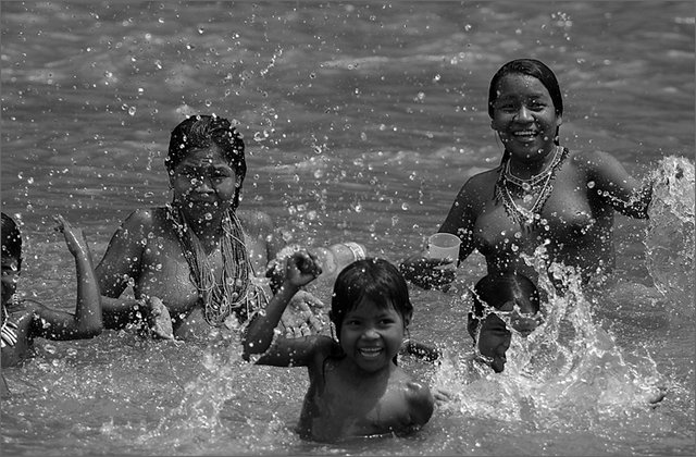 119889---colombia----choc---fiume-baud---el-morro---indigeni-embera.-donne-e-bambini-al-fiume-in-acqua----ago-2008-.jpg