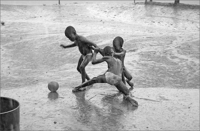 119939---colombia----choc---fiume-baud---nauca.-giocando-a-pallone-sotto-la-pioggia----ago-2008-.jpg