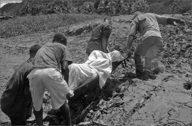 120021---colombia----choc---fiume-baud.-pi-de-pat.-trasporto-di-una-ferita----ago-2008-.jpg