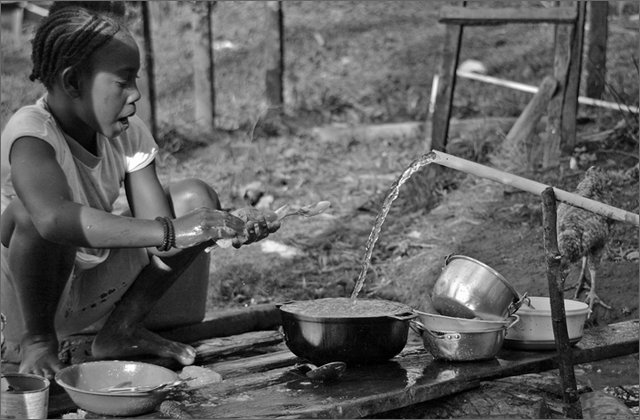 120096---colombia----choc---fiume-baud---apartad.-bambina-che-lava-le-stoviglie----ago-2008-.jpg