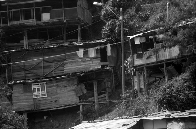 120239---colombia----antioquia.-medellin.-quartieri-poveri----set-2008-.jpg