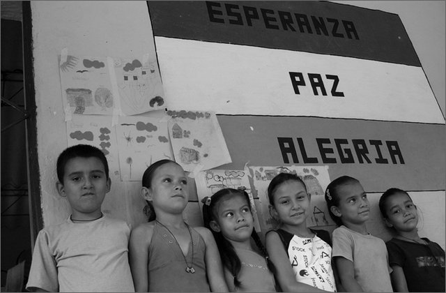 120537---colombia----antioquia.-municipio-san-francisco.-vereda-la-esperanza-bambini-davanti-a-scuola----set-2008-.jpg