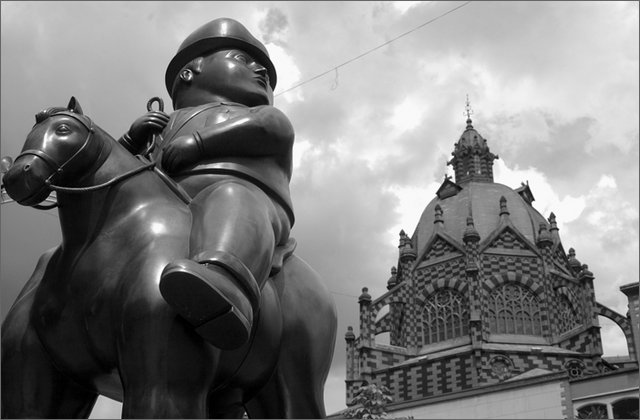 120669---colombia----antioquia.-medellin.-piazza-botero,-scultura-in-bronzo----set-2008-.jpg