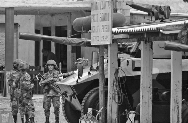 120691---colombia----antioquia.-militari-e-carro-armato-sulla-strada-da-medellin-a-san-luis----set-2008-.jpg